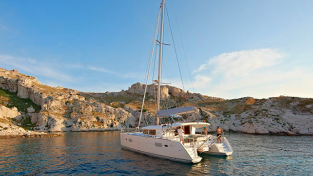Voile de luxe le long de la côte d'Alicante en catamaran